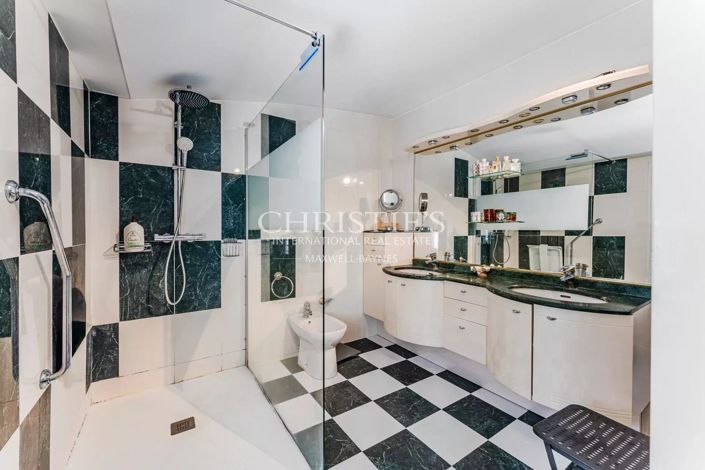 Image No.8-5 Bed House for sale