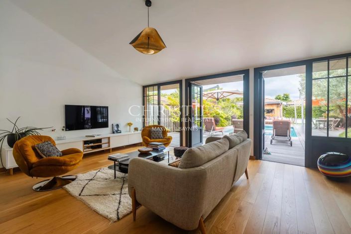 Image No.1-4 Bed House for sale