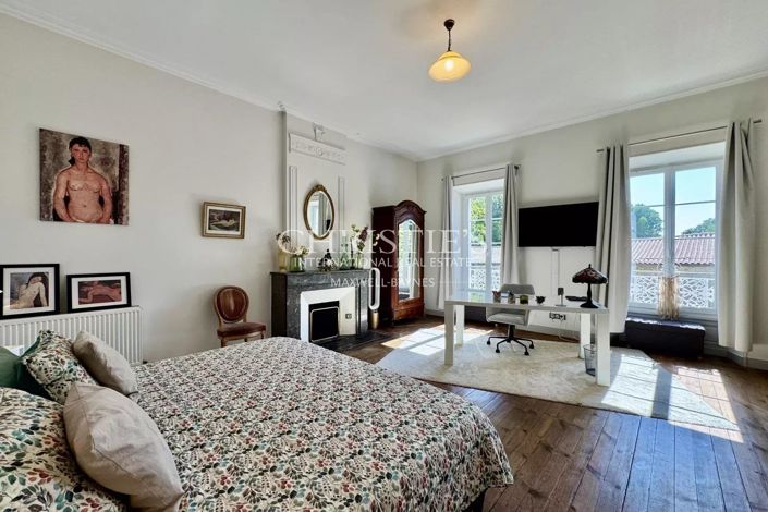 Image No.24-7 Bed House for sale