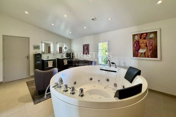 Image No.28-7 Bed House for sale