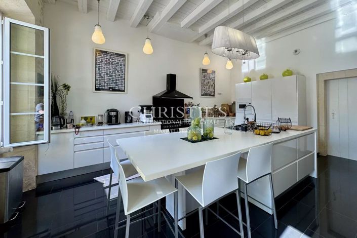 Image No.8-7 Bed House for sale