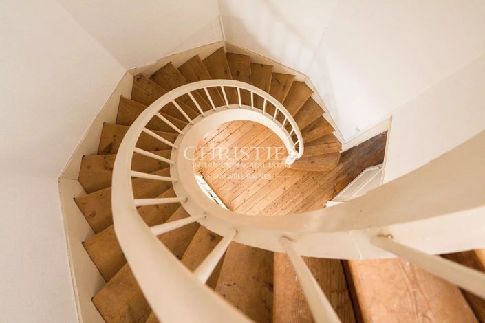 Image No.8-5 Bed House for sale