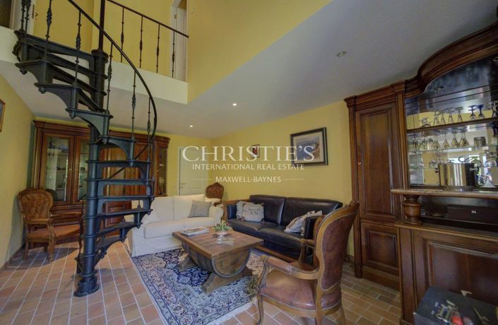 Image No.7-5 Bed House for sale