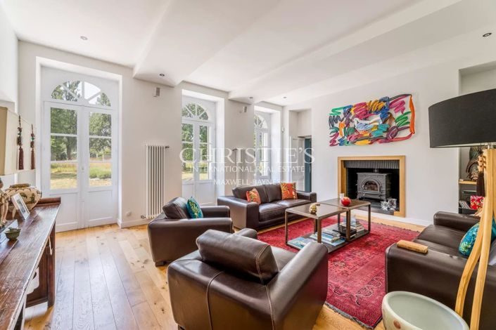 Image No.8-5 Bed House for sale