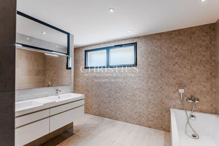 Image No.16-5 Bed House for sale