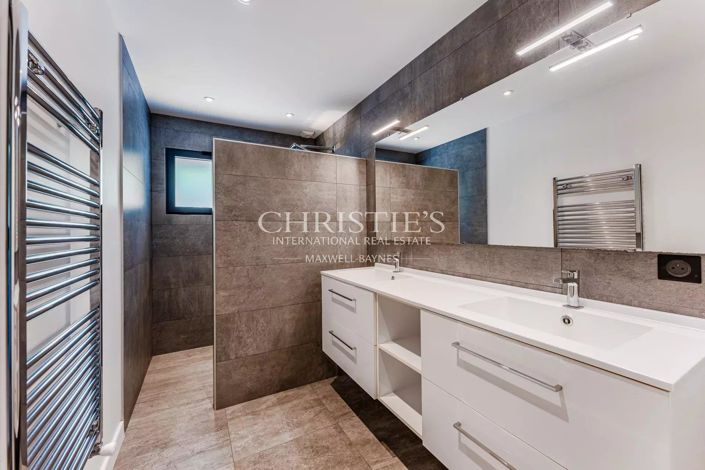 Image No.19-5 Bed House for sale