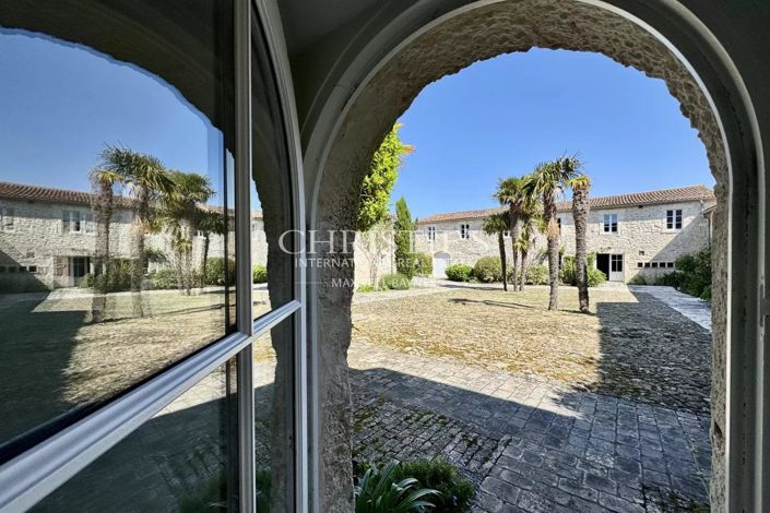 Image No.38-10 Bed House for sale