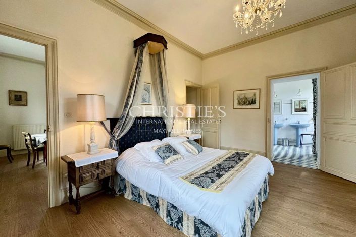 Image No.25-10 Bed House for sale