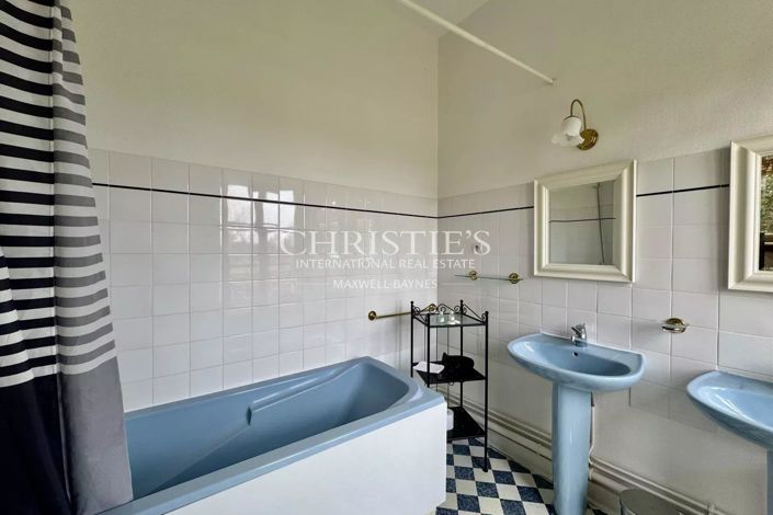 Image No.26-10 Bed House for sale