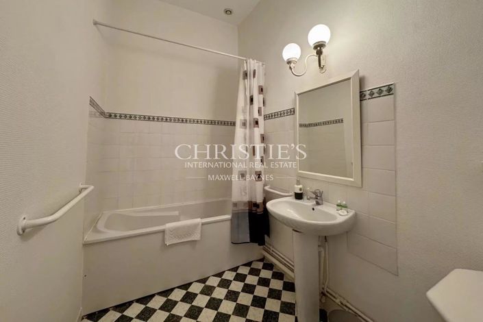 Image No.41-10 Bed House for sale