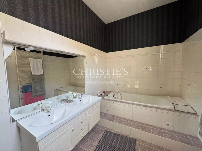 Image No.20-4 Bed House for sale