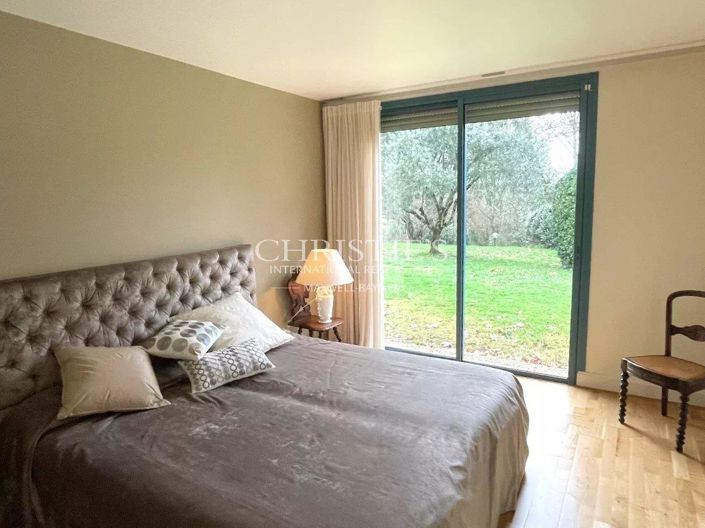 Image No.9-5 Bed House for sale