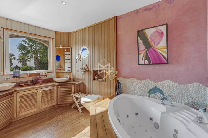 Image No.12-7 Bed House for sale