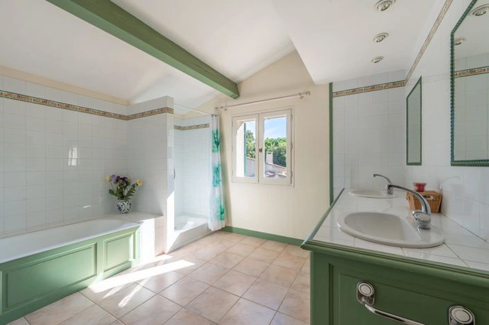 Image No.8-7 Bed House for sale