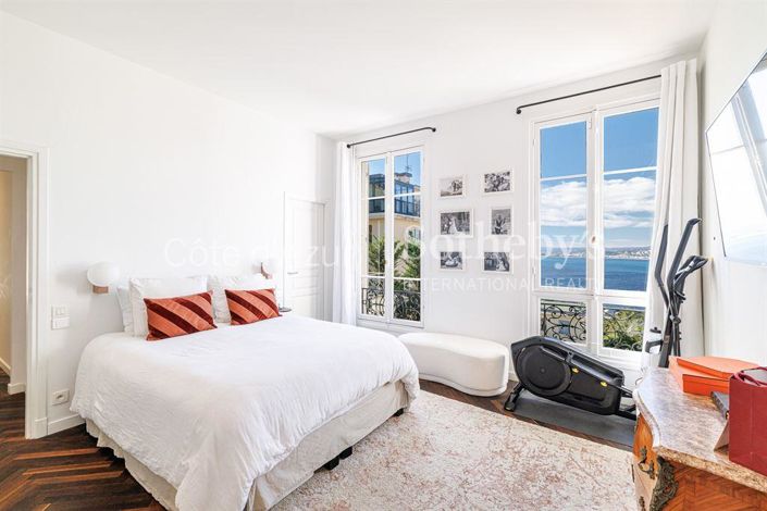 Image No.12-5 Bed Property for sale