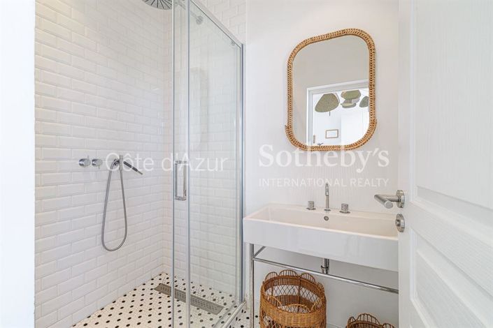 Image No.9-5 Bed Property for sale