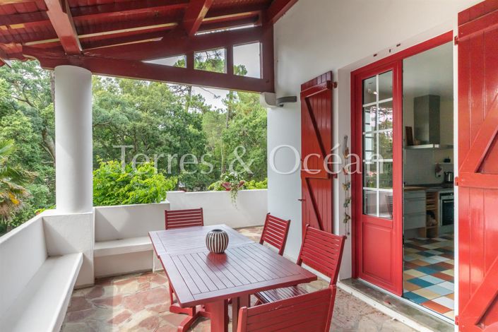 Image No.8-8 Bed House for sale