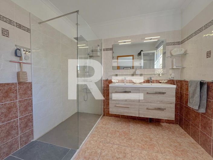 Image No.10-3 Bed House for sale