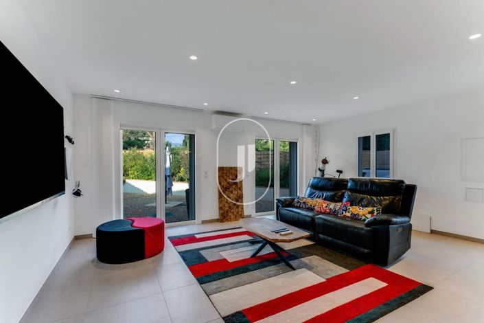 Image No.10-6 Bed House for sale