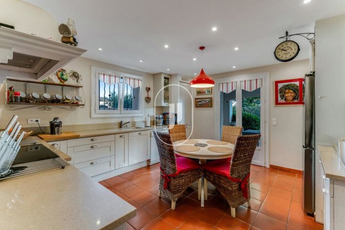 Image No.5-6 Bed House for sale