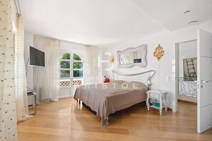 Image No.20-4 Bed House for sale