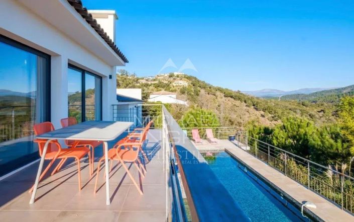 Image No.1-4 Bed House for sale