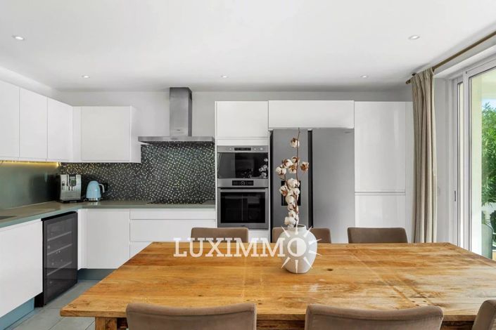 Image No.6-5 Bed House for sale