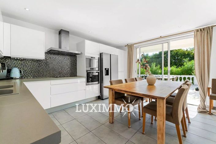 Image No.7-5 Bed House for sale