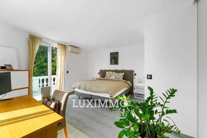 Image No.8-5 Bed House for sale