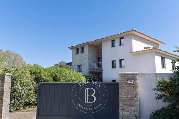 Image No.1-6 Bed House for sale