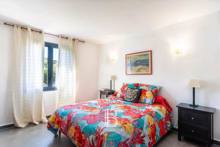 Image No.11-6 Bed House for sale