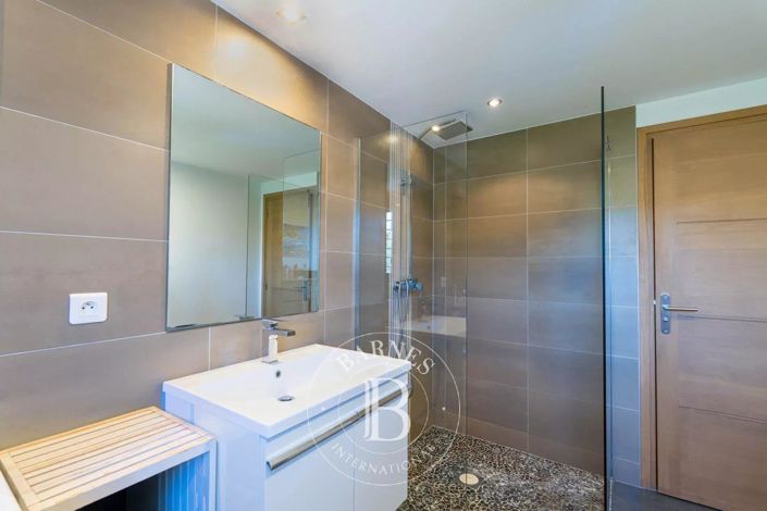 Image No.12-6 Bed House for sale