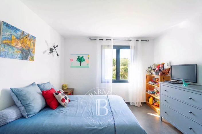 Image No.13-6 Bed House for sale