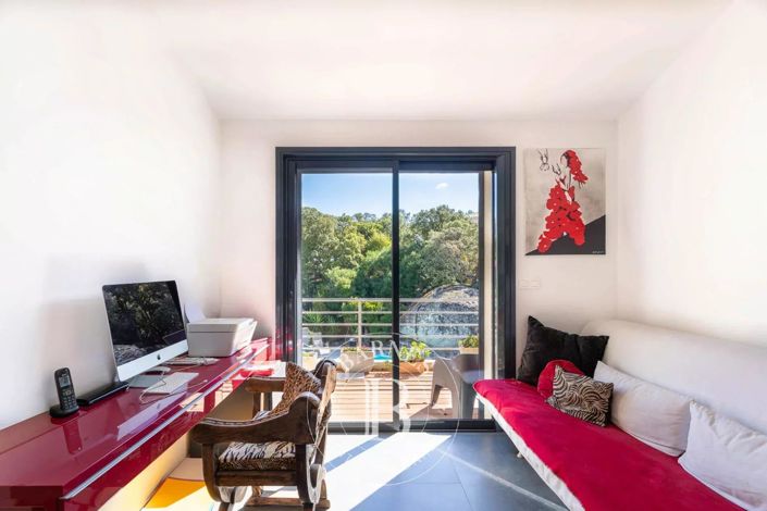 Image No.16-6 Bed House for sale