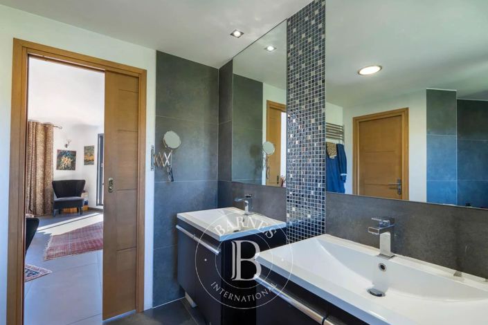 Image No.17-6 Bed House for sale