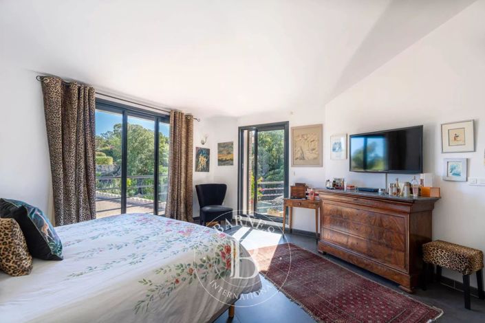 Image No.18-6 Bed House for sale