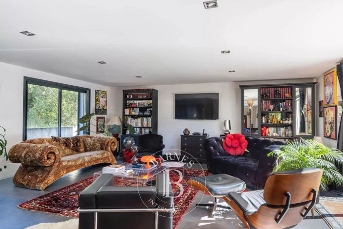 Image No.8-6 Bed House for sale