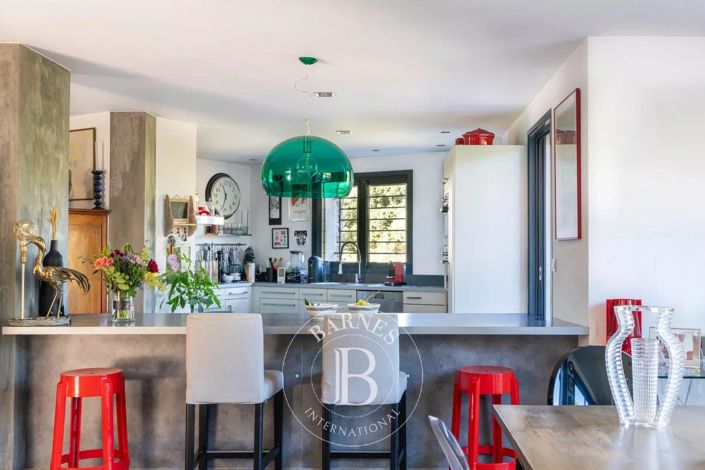 Image No.9-6 Bed House for sale