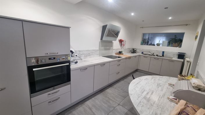 Image No.2-4 Bed House for sale