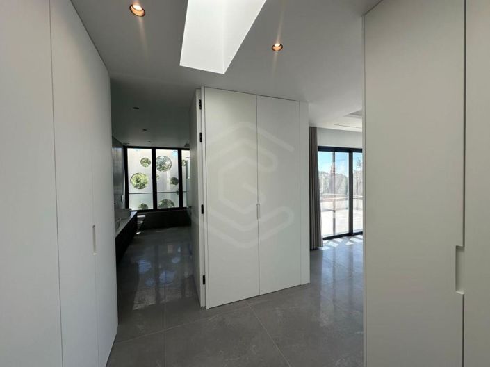 Image No.24-5 Bed House for sale