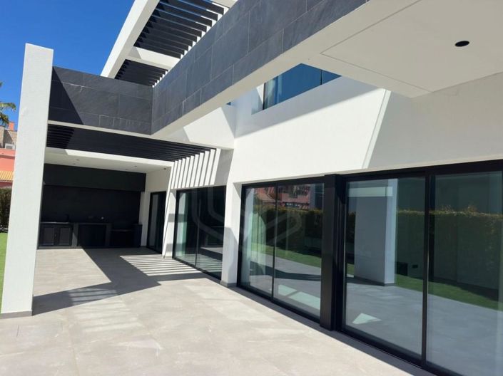 Image No.9-5 Bed House for sale