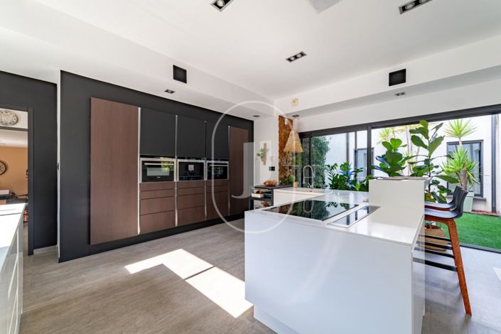 Image No.6-4 Bed House for sale