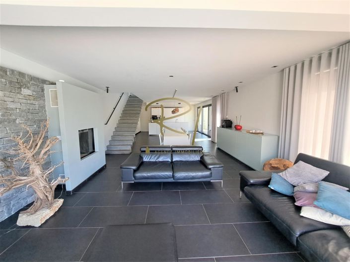 Image No.5-6 Bed House for sale