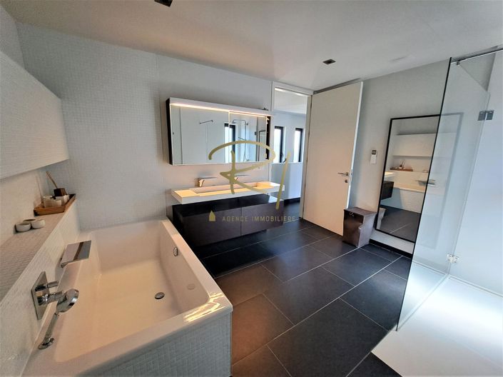 Image No.8-6 Bed House for sale