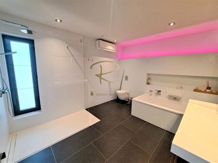 Image No.9-6 Bed House for sale