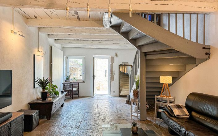 Image No.1-6 Bed Property for sale