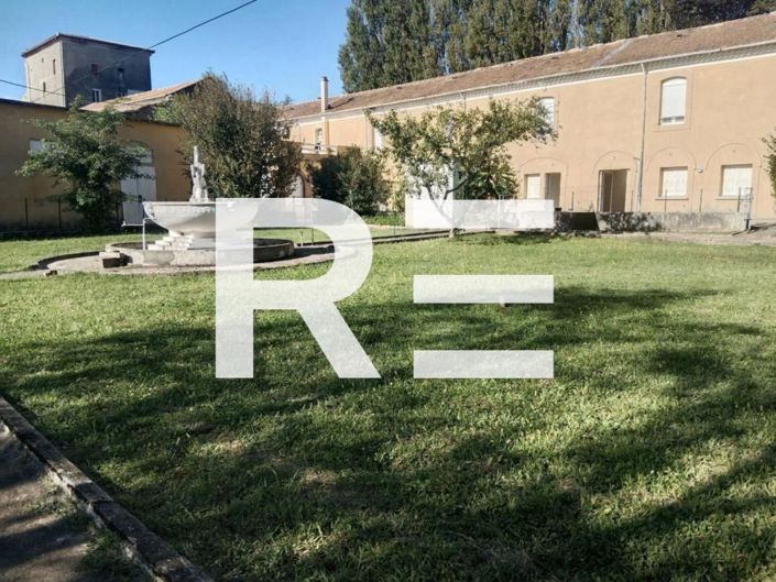 Image No.1-8 Bed House for sale