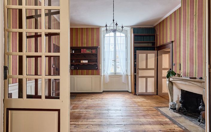 Image No.6-6 Bed Property for sale