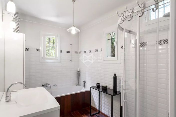 Image No.8-5 Bed House for sale