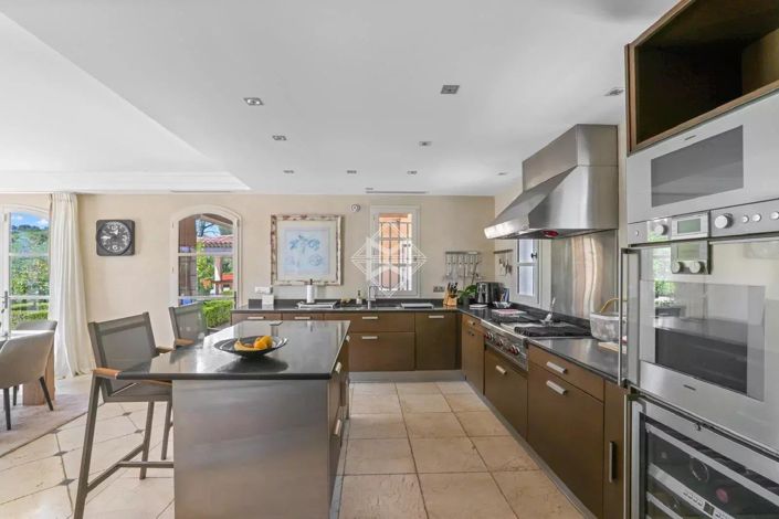 Image No.10-6 Bed House for sale